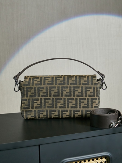 フェンディバッグ側面デザイン